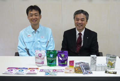 右から、江崎グリコ健康科学研究所の所長・栗木隆さんと研究員・釜阪寛さん