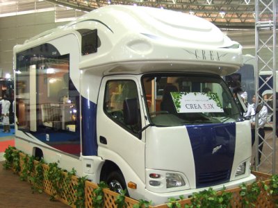 トラックベースのキャンピングカーは室内も広々（幕張メッセ）