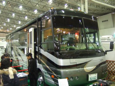 大型バスをベースにしたキャンピングカーは圧巻