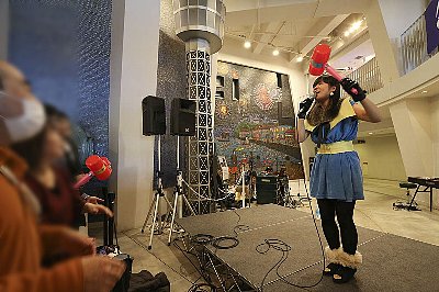 ピコピコハンマーを手に歌う町あかり