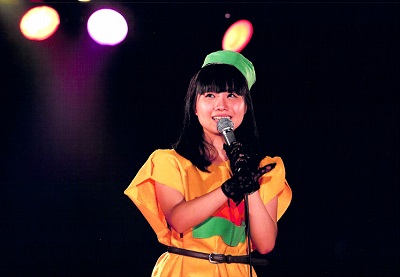 昭和アイドルを参考にしたオリジナル衣装で歌う町あかり