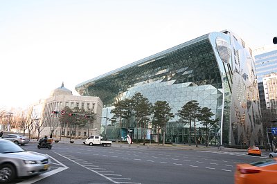 「ツナミ」の愛称で呼ばれるソウル新市庁舎