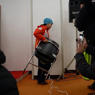 記者会見場で率先して椅子を片づける高梨沙羅