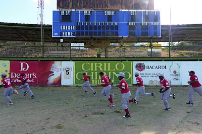 島を歩けばいたるところで少年野球チームを目にする