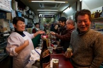 冬季限定の割烹着姿の上谷秀子さん