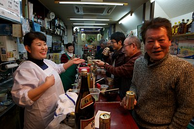 冬季限定の割烹着姿の上谷秀子さん