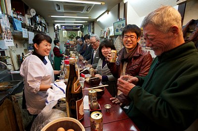 笑顔が絶えない店内(上谷商店）