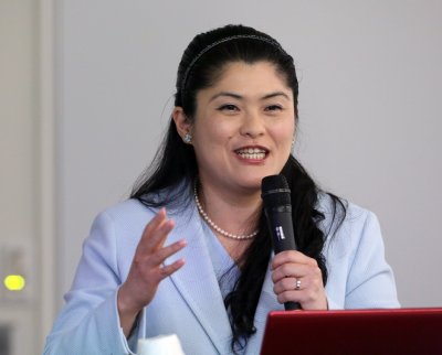 「消費税の増税に反対する税理士の集い」で講演する岩本沙弓さん