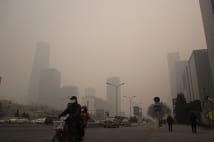 中国大気汚染　習主席が街頭で深呼吸してみせるも悪化の一途