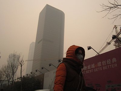大気汚染が深刻な中国・北京市内のビジネス街