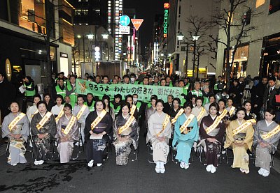 銀座高級クラブのママやホステスたちがパレードに参加