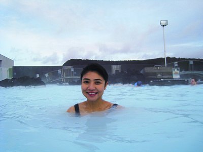 日本から38時間、アイスランドの露天風呂（ブルーラグーン）に入る山崎まゆみ氏