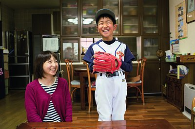 宮城県石巻市の桜井さん親子（2014年2月27日撮影）