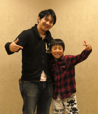 息の合ったキメポーズの内田剛史さん（左）と爽くん（右）親子