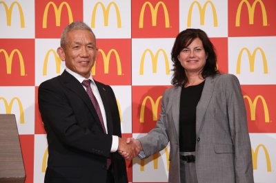 昨年8月に日本マクドナルドの社長を下りた原田泳幸氏（写真左）