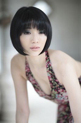 官能的なボディを披露する森下悠里