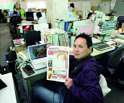 業界紙「ラーメン新聞」の岡安秀一編集長