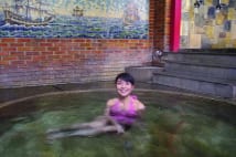 溥儀が愛した旧満州の温泉に女性エッセイストが入浴する写真