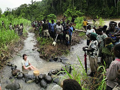 ラバウルのジャングル奥地の秘湯に浸かる山崎まゆみ氏