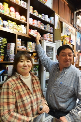 80年以上続く老舗酒屋の3代目、坪田維修さん、康子さん夫婦