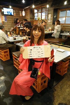ピンクの着物姿で有楽町産直飲食街に現れた占い師のルン子さん