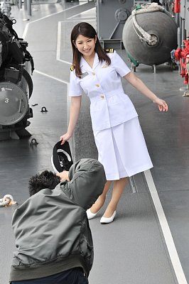 自衛隊広報誌の表紙撮影風景（モデルは亜里沙さん）