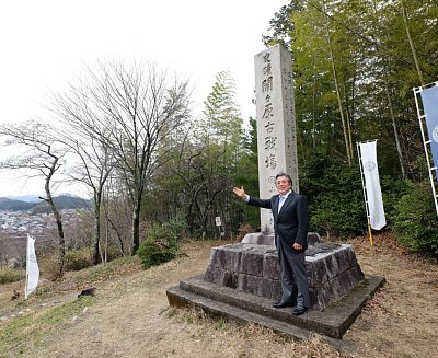 関ヶ原古戦場に立つ松平定知氏