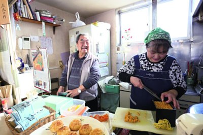 清雄さんがご飯を炊いて、クニエさんが盛りつける