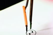 家紋を描く職人 竹製コンパスと筆を使って細かい絵柄を描く