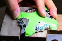 勲章はすべて造幣局職員の手作り 最高勲章は製作に1年要す