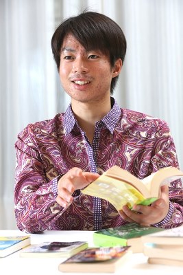 大好きな『白夜行』（東野圭吾著）について語る町田樹選手