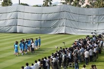 W杯日本代表合宿　高さ約10mの巨大「鉄のカーテン」が登場