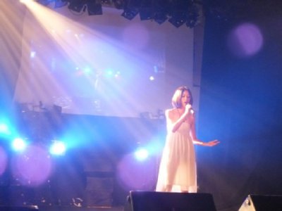 ライブ会場で「歌謡風J―POP」の楽曲を披露する岡田ゆにさん