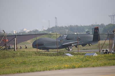 三沢基地に着陸した米無人偵察機「グローバルホーク」