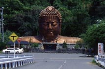 シュールな日本の仏閣写真　建立途中で放置された巨大仏頭も
