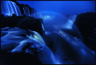 アルゼンチンとブラジルに跨る世界最大の滝・イグアスの滝の夜景