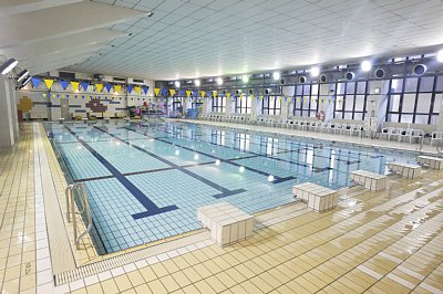 南側サイドスタンド下の1階にある室内プール