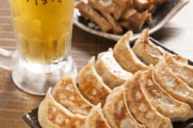餃子&ビールは「黄金の組み合わせ」(写真はダンダダン酒場)