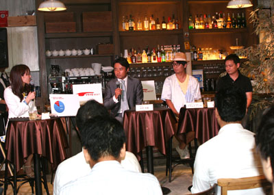 コメントを聞きながらメモを取るなど、熱心に聞き入る参加者も