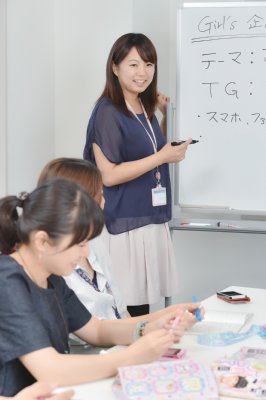 宮崎さん率いるガールズ課の会議。女児向け商品開発に知恵を絞る