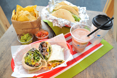 鎌倉の野菜を使ったラップサンド「KAMAKU-WRAP」などの食事メニューも提供