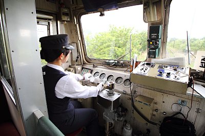 ブレーキのタイミングや速度の出しすぎに注意して安全運転を心がける