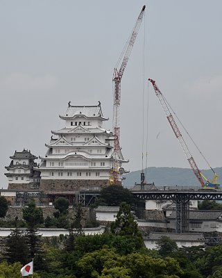 五重屋根のほぼ全体が見られるようになった姫路城大天守