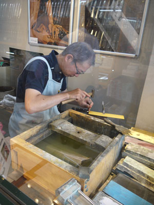 買ったその場で、無料で名入れをしてくれる