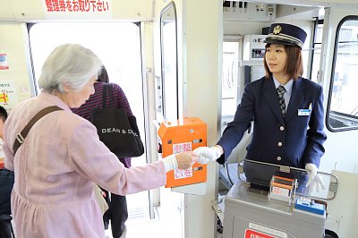 駅に着くと、乗客から運賃や整理券を受け取る。笑顔でお礼をいうのも忘れない