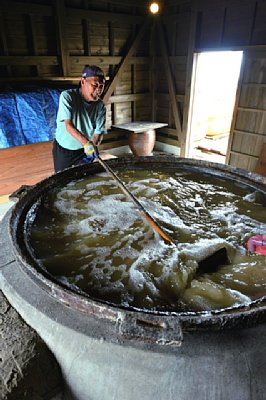 平釜で荒炊きして塩分8倍に濃縮されたかん水は、濾過を経て本炊きされる