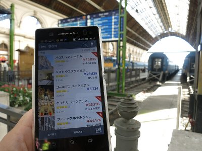 旅先に到着して最初にすることはスマホでネット