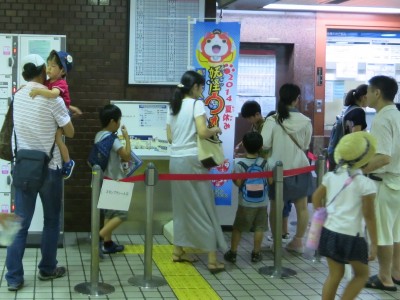 スタンプ台に並ぶ親子連れ