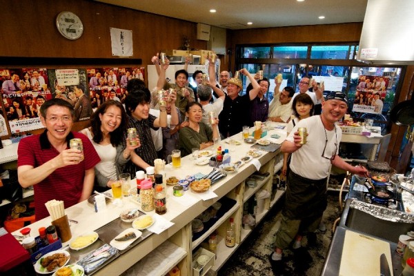 カウントダウンをして迎えた7時11分、一斉にカンパーイ！