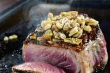 肉ブーム 注目の牛肉店の「肉のエアーズロック」を登頂しろ